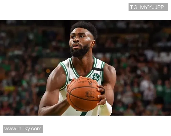 杰伦布朗盛赞安芬尼西蒙斯本赛季精彩表现展现无与伦比的实力